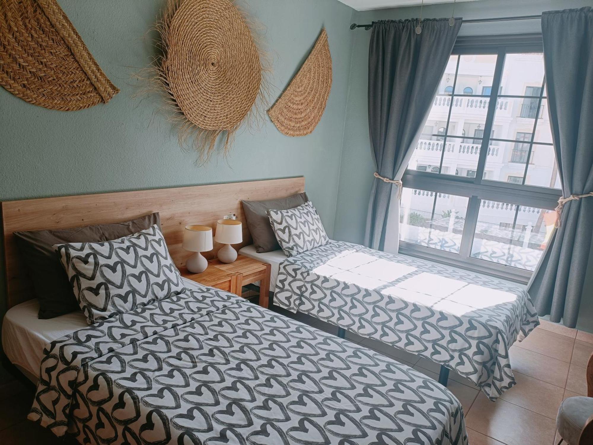 Apartment Greatly Located With Heated Pool, Cristianos